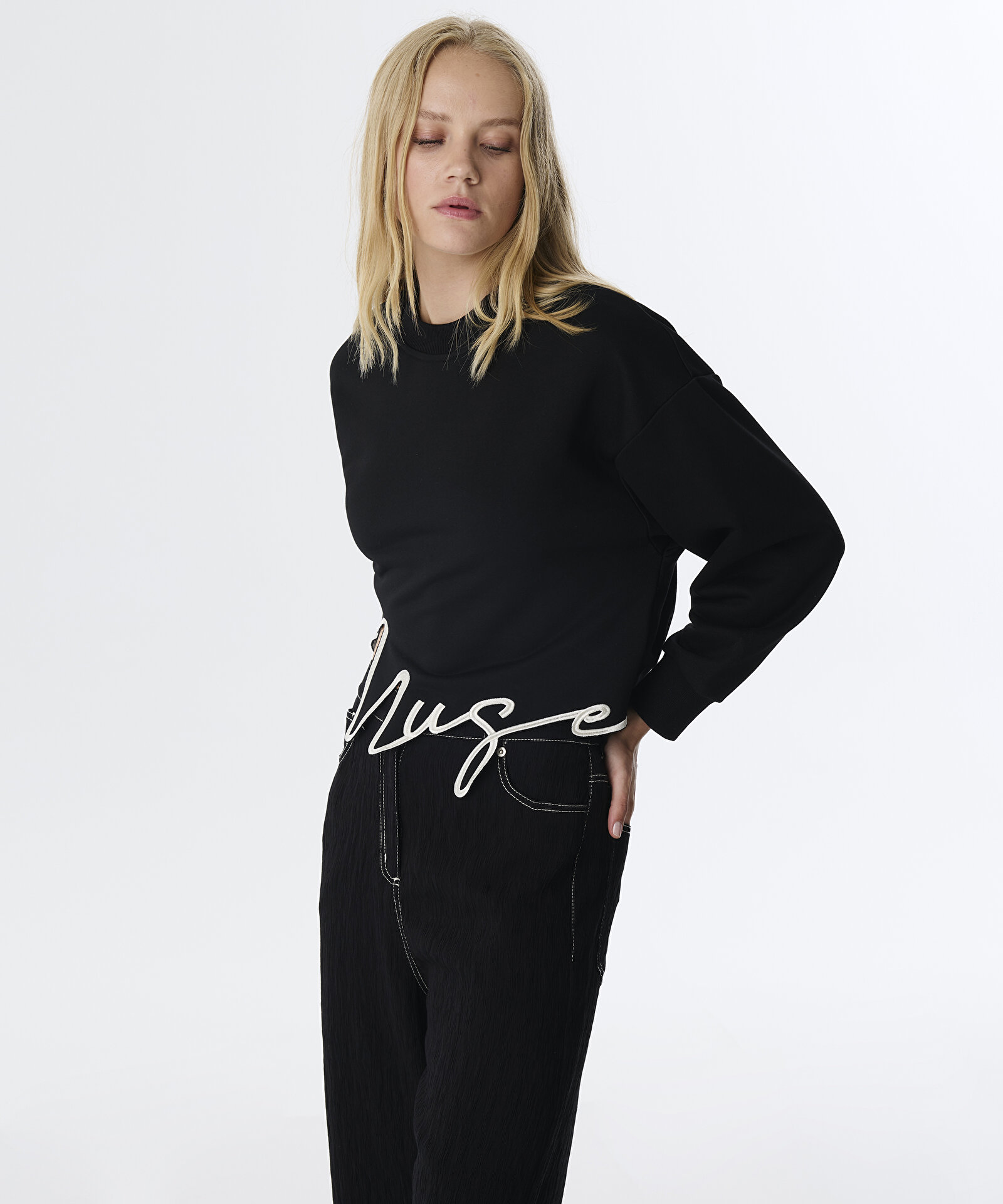 Siyah SLOGAN NAKIŞLI CROP SWEATSHIRT TW6250091027001 TWIST